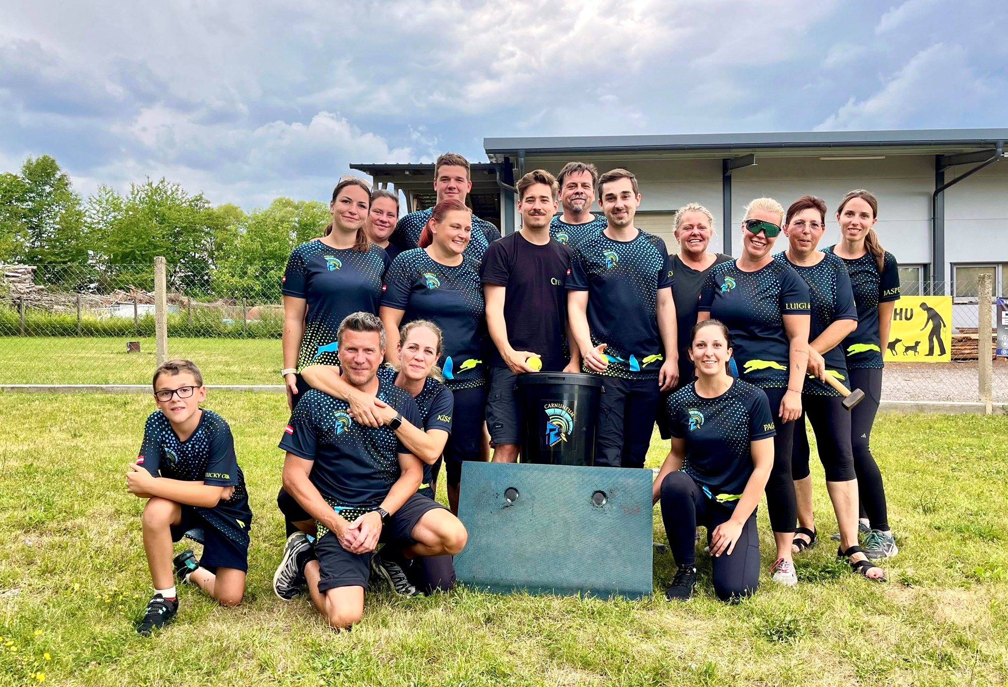 Das Team der Fellnasen AG mit ihren Hunden am Trainingsplatz